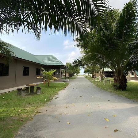 Super Oyo 89896 Sedili Inn Resort Kota Tinggi Zewnętrze zdjęcie