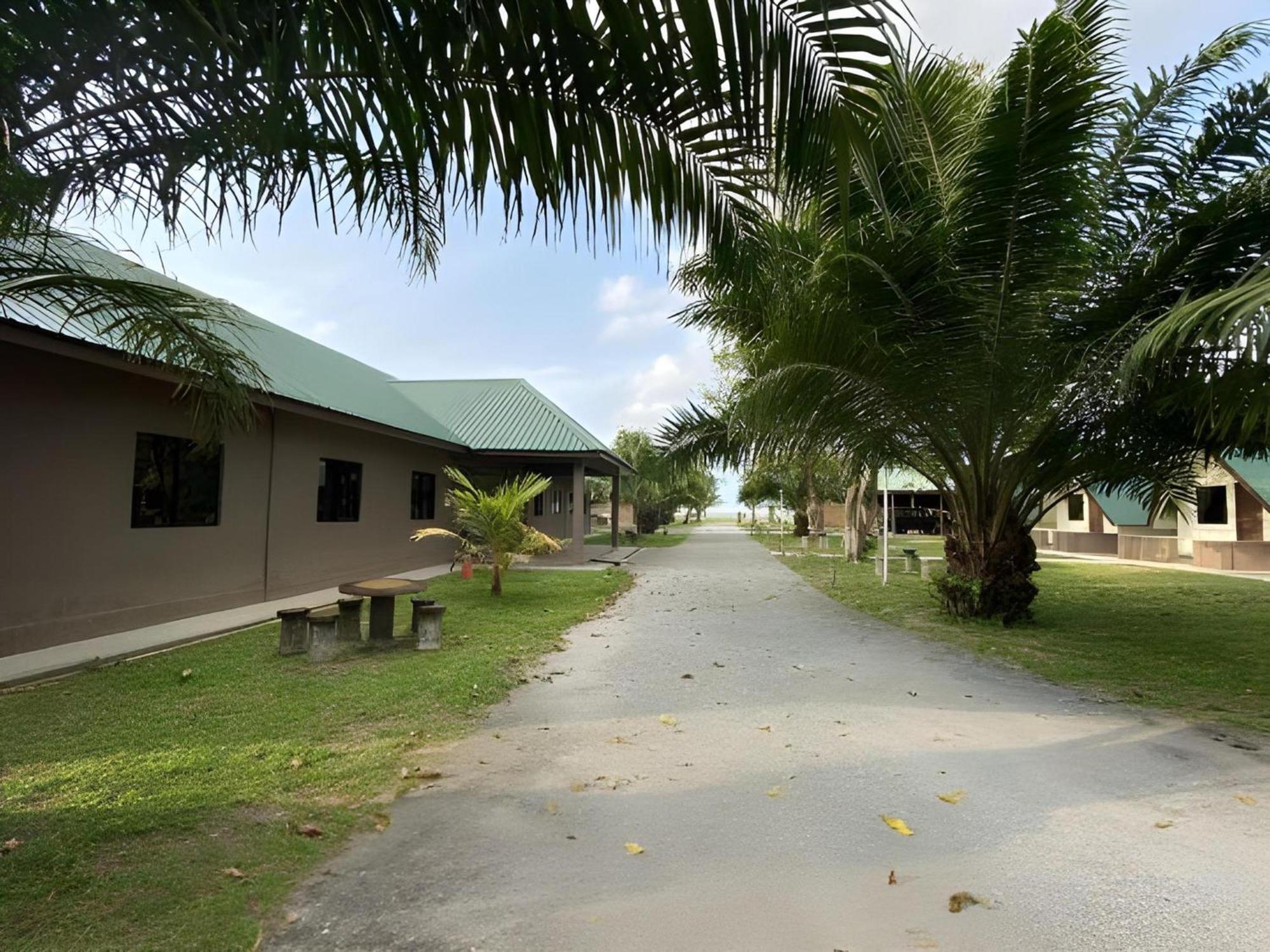 Super Oyo 89896 Sedili Inn Resort Kota Tinggi Zewnętrze zdjęcie