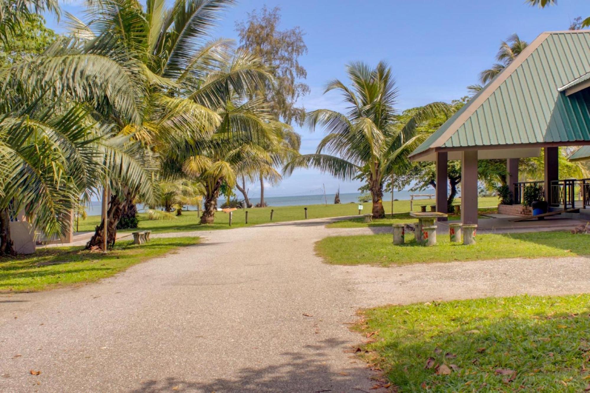 Super Oyo 89896 Sedili Inn Resort Kota Tinggi Zewnętrze zdjęcie