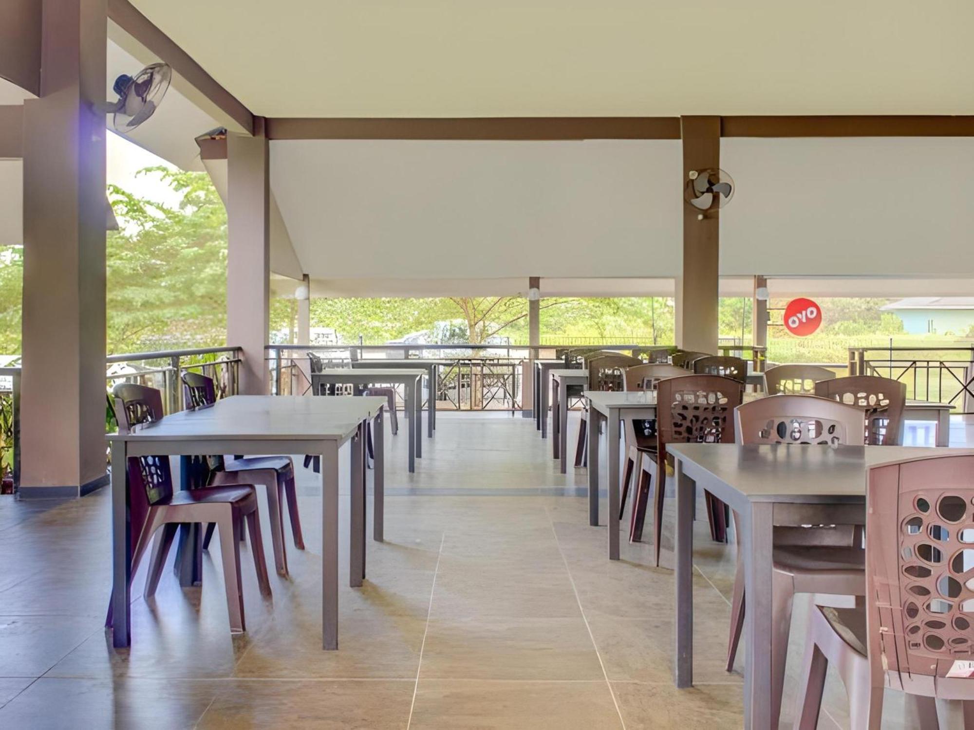 Super Oyo 89896 Sedili Inn Resort Kota Tinggi Zewnętrze zdjęcie
